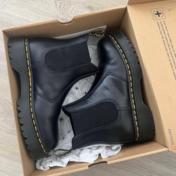 Dr. Martens Black Chelsea Boots 2976 women size 7 - Picture 1 of 4